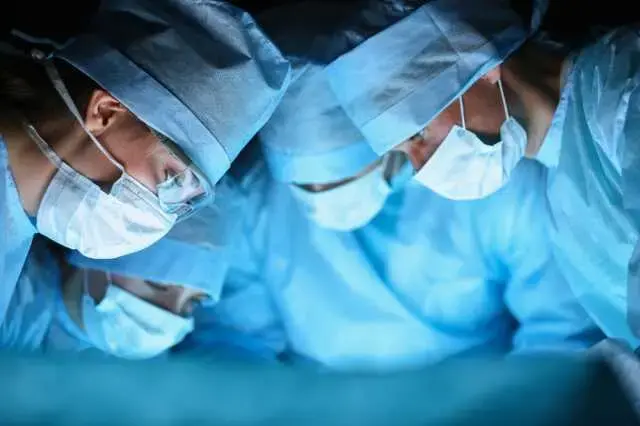 Tıp dünyası şokta! Genç kadının göğüsleri cinsel organında büyüdü