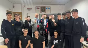 Öğrencilerin geliştirdiği ‘Altan’ robot, onlarla sohbet edip rehberlik yapıyor